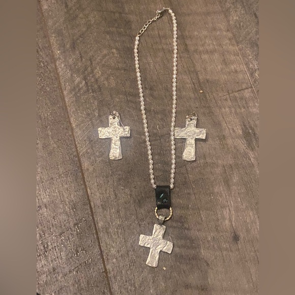 NWOT Hammered Sliver Cross & genuine Freshwater Pearl Necklace set - Picture 1 of 4